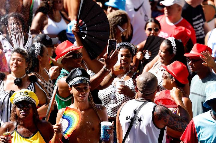 Ativistas denunciam 'blackface' em fantasias de carnaval