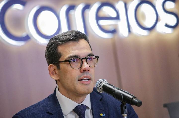 Correios prevê corte de 15 mil funcionários e fechamento de mil agências