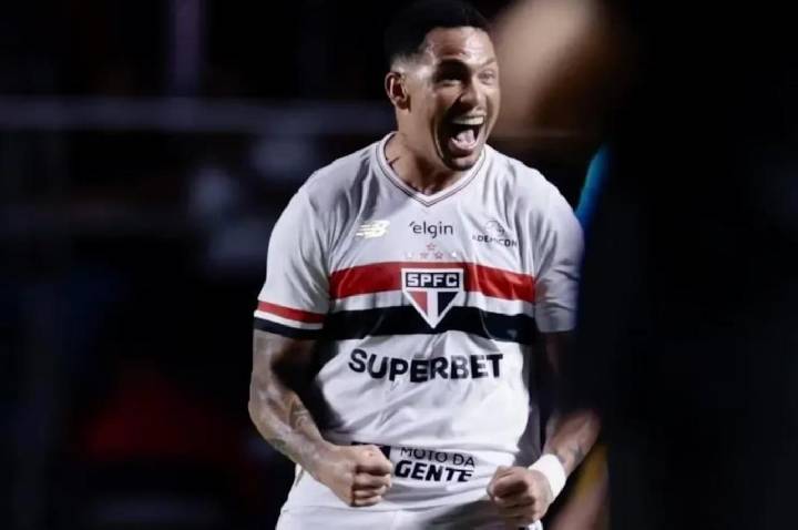 Flamengo sai na frente, mas São Paulo vira e estreia com vitória no Brasileirão
