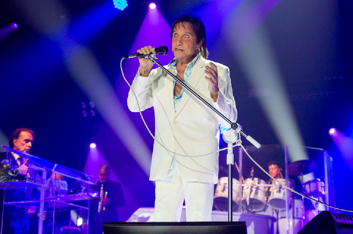 Roberto Carlos volta aos palcos dois dias após acidente de carro