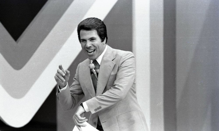 Silvio Santos é sepultado em cerimônia simples com ritual judaico