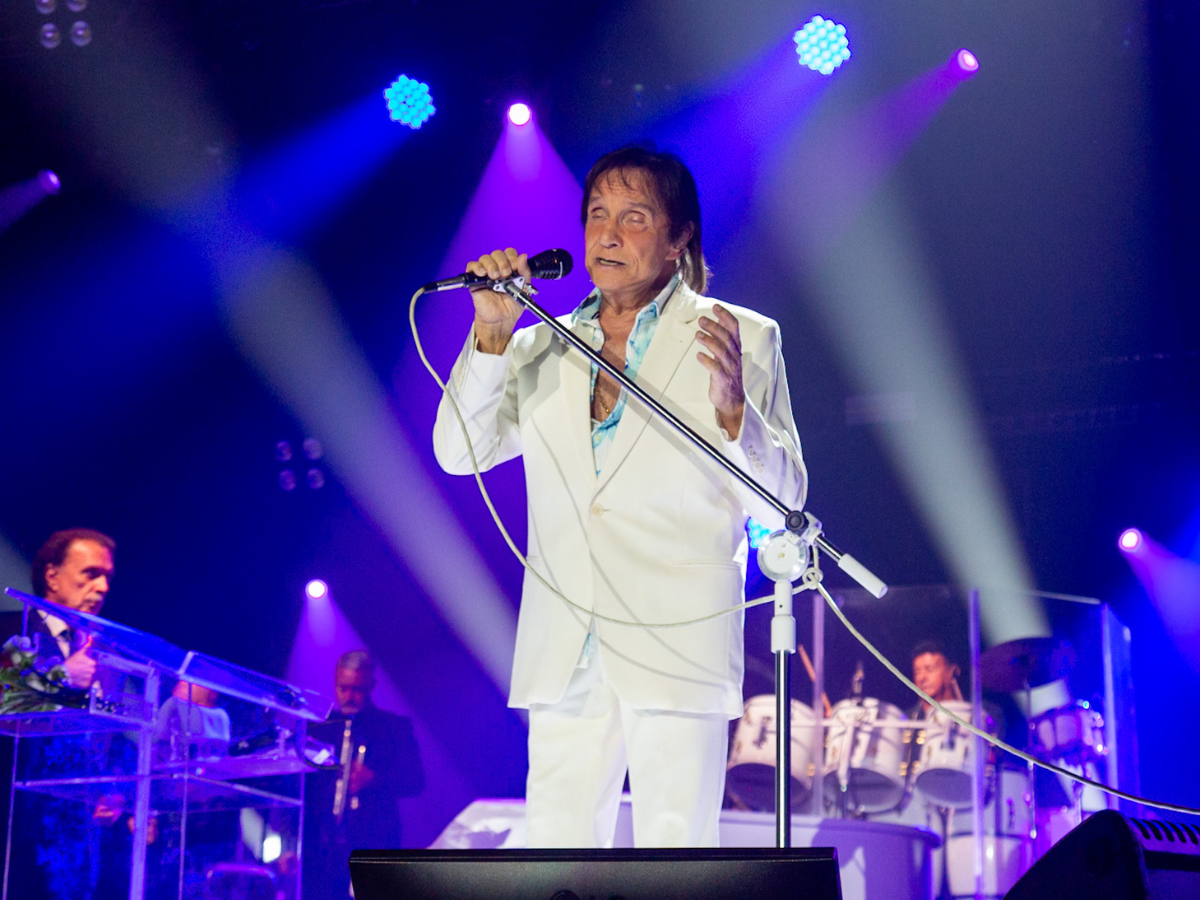 Roberto Carlos volta aos palcos dois dias após acidente de carro