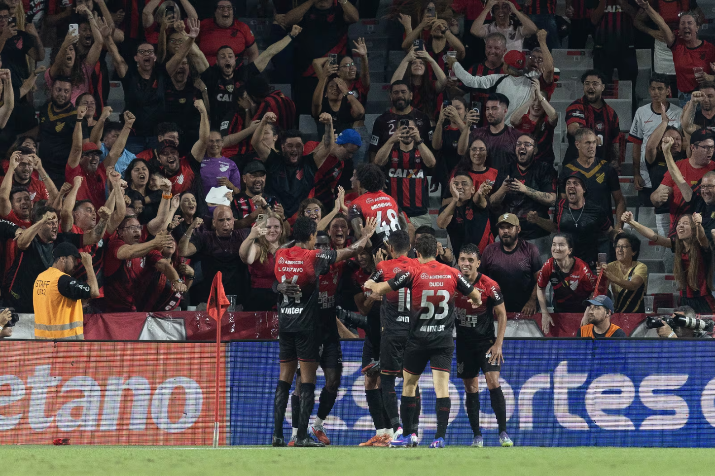 Com gol no fim, Athletico vence e mantém jejum do Santos