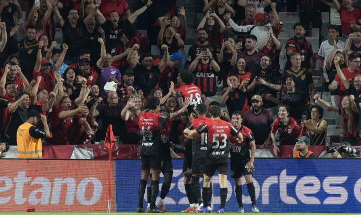 Com gol no fim, Athletico vence e mantém jejum do Santos